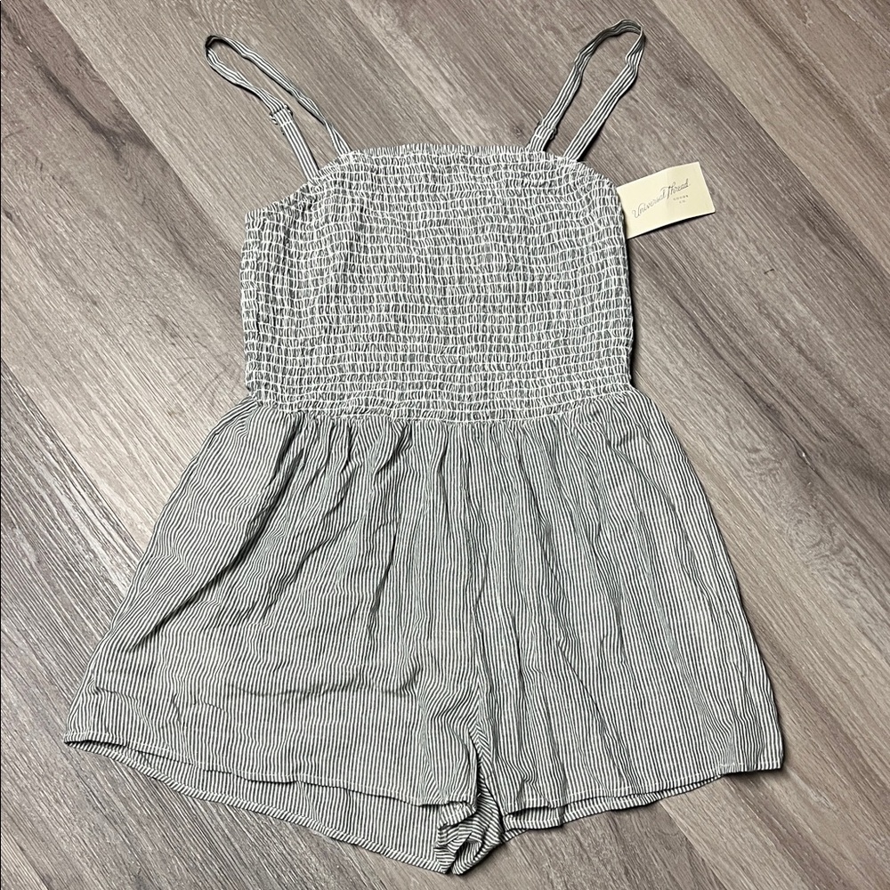 Universal Thread Gray Smocked Pocket Romper size Small - Picture 2 of 7